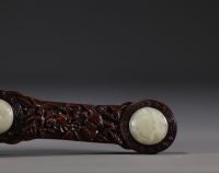 Chine - Grand sceptre Ruyi en bois de Zitan sculpté et Jade céladon à décor de chauve souris et de pêches.