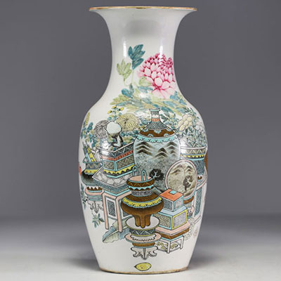 Chine - Vase en porcelaine polychrome à décor de mobilier, Qianjiang cai, Artiste: Fang Jiazhen, fin XIXe siècle.