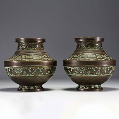 Chine - Paire de vases en bronze à décor de chiens de Fô, marque en creux sous les pièces.