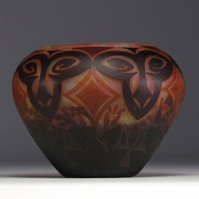 DAUM Nancy - Acid-etched multi-layered glass bowl with African decoration, signed.