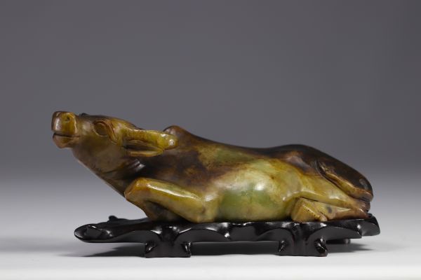 Sculpture d'un buffle en Jade sur socle en bois teinté noir.