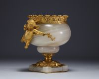 Coupe Louis XVI en bronze doré et agate soutenue par un chérubin.