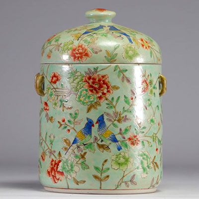 Covered pot in Famille Rose porcelain on a green background decorated with birds and flowers