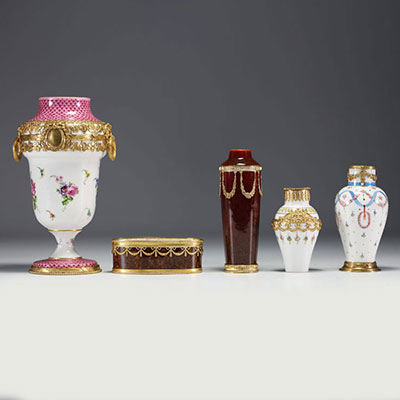 Sèvres - Ensemble de quatre vases et d'une coupe en porcelaine et monture en bronze doré, marque au bleu.