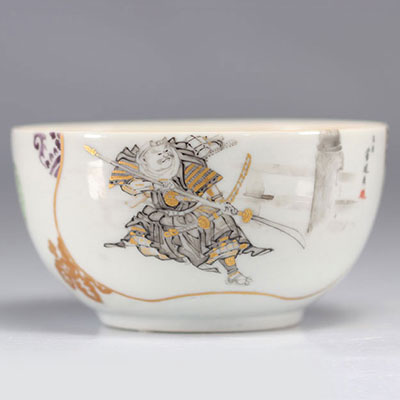 Japanese porcelain bowl decorated with warriors in grisaille, 19th century