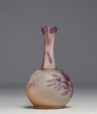 Émile GALLÉ (1846-1904) Vase en verre multicouche dégagé à l'acide à décor floral, signature à l'étoile.