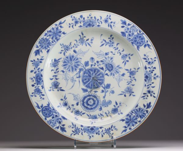 Chine - Grande assiette en porcelaine blanc bleue à décor floral, XVIIIème.