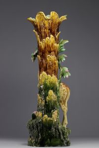 Imposing giraffe slip vase, glazed ceramic with floral decoration, late 19th century.