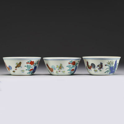 Chine - Ensemble de trois bols en porcelaine à décor en émaux Ducaï de coqs, poules et poussins.