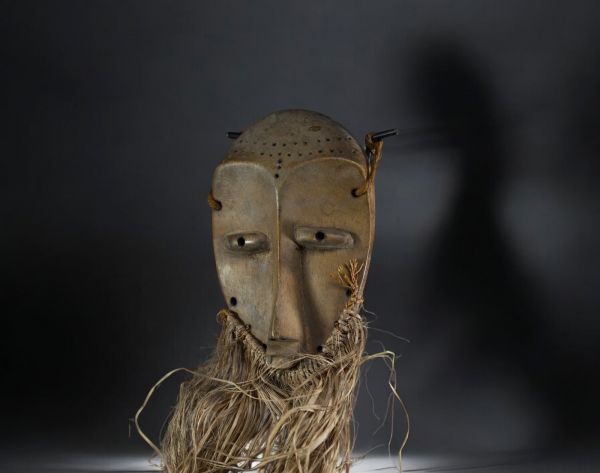 Afrique RDC - Masque Lega en bois sculpté et raphia. première moitié du 20ème siècle