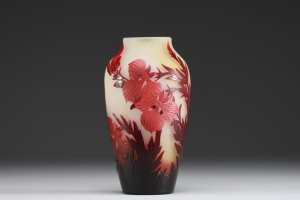 Émile GALLÉ (1846-1904) Vase en verre multicouche dégagé à l'acide au décor floral, signé.