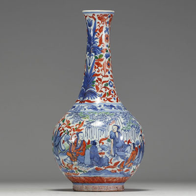 Chine - Vase en porcelaine polychrome à décor de personnages, époque XVIIème.