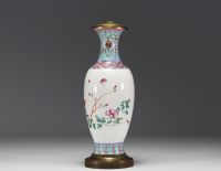Chine - Vase en porcelaine de la famille rose à décor de fleurs, époque république.