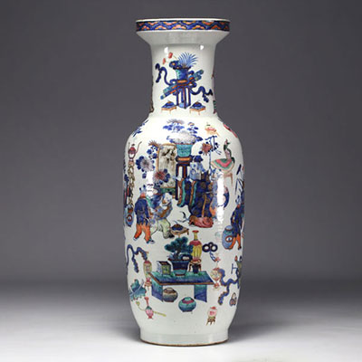 Chine - Grand vase en porcelaine polychrome au riche décor de personnages et mobilier, époque XIXème.