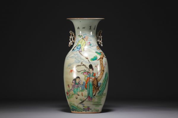 Chine - Vase en porcelaine à décor de personnages et d'animaux.