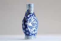 China - White-blue porcelain vase with dragon decoration, Kangxi.