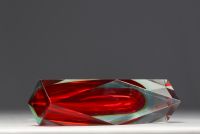 Flavio POLI (1900-1984) Murano - Vase en verre submergé à facettes géométriques de couleur rouge, vers 1950-60.