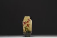 DAUM Nancy - Vase losange en verre multicouche dégagé à l'acide à décor floral émaillé, signé.