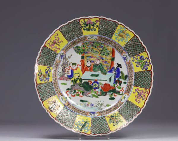 Chine - grand plat en porcelaine à décor de personnages, début XXe siècle.