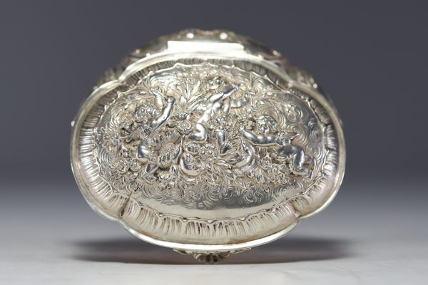 Solid silver box with Putti decoration, hallmark 800 and half-moon crown, 342g.