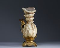 Vase en porcelaine en forme de coquillage sur monture en régule à patine dorée et décor d'une jeune elfe, XIX-XXème.