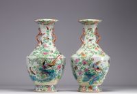 Chine - Rare grande paire de vases porcelaine famille rose à décor d'oiseaux et de fleurs, XIXe siècle. 