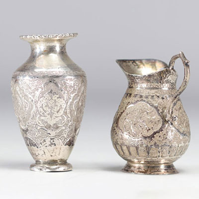 (2) Deux petits vases en argent perse 