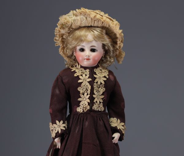 Frères KUHNLENZ - Closed mouth doll, no. 3815, leather body, 1890.