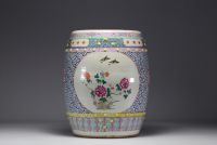 Chine - Tabouret en porcelaine de la famille rose décor de pivoines et d'oiseaux en cartouches, vers 1900