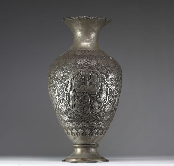 Persia - Very imposing silver-plated metal vase decorated with figures, circa 1900.