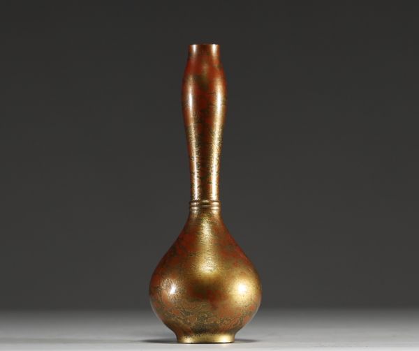 Japon - Vase en bronze, technique Murashido à patine rouge et or, période Taishō, XXème, marque sous la pièce.