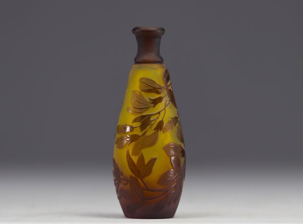 Émile GALLÉ, petit vase en verre multicouche à décor de Glycine.