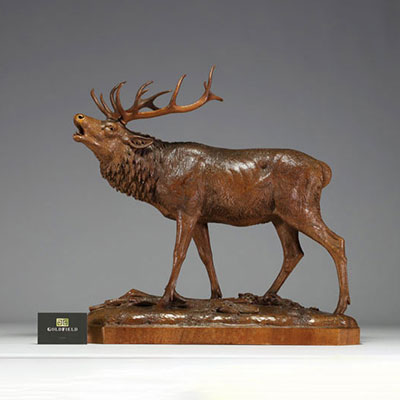Rare grand cerf en bois sculpté, travail de très grande finesse de la Forêt noire, XIXème.