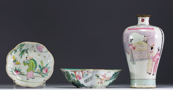 Chine - Lot de porcelaine de la famille rose, XIXe siècle, marque sous le vase.