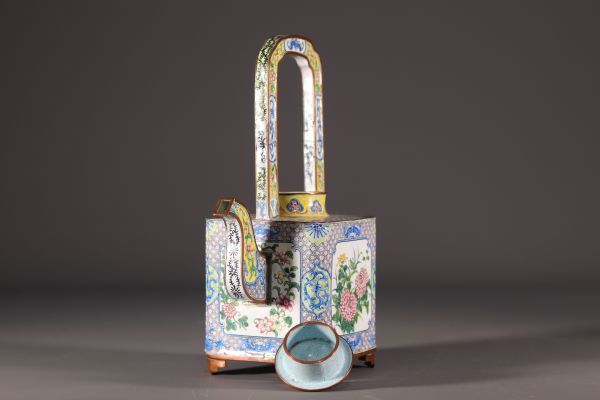 Chine - Grande théière en émail cloisonné à décor floral.