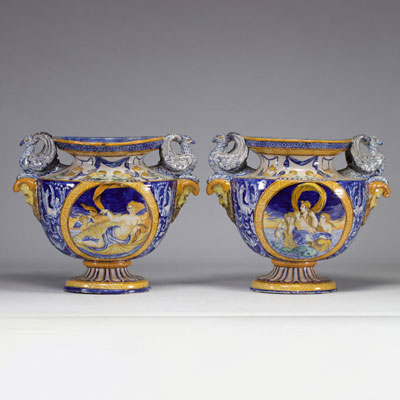 Pair of Urbino style earthenware basins with antique decoration, 19th century - Italian work