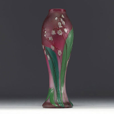 BURGUN & SCHVERER, Verrerie d'Art de Lorraine - Rare vase en verre multicouches à décor de muguet émaillé intercalaire, dégagé à l'acide sur un fond rose.