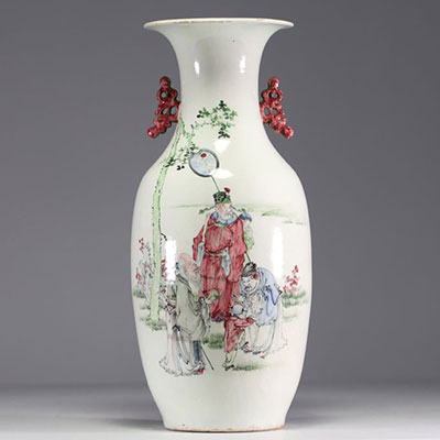 China - Polychrome porcelain vase decorated with characters, late 19th century.