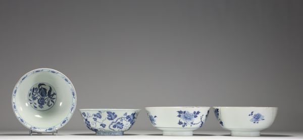 Chine - Ensemble de quatre bols en porcelaine blanc bleu à décor floral, XVIIIème.
