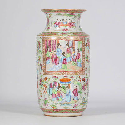 Canton porcelain vase decorated with scenes containing several characters from the 19th century