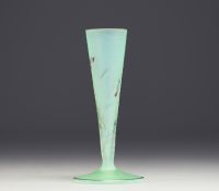 DAUM Nancy - Vase en verre givré dégagé à l'acide à décor émaillé de violettes sauvages, signé et dédicacé 