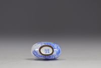 China- white and blue enameled porcelain snuffbox, Qing period.