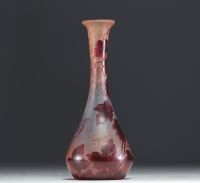 François Théodore LEGRAS (1839-1916) Vase en verre multicouche dégagé à l'acide à décor de feuilles de vigne, signé.