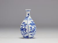 Petit vase en blanc et bleu à décor de fleurs fines de l'époque Kangxi (1661-1722)