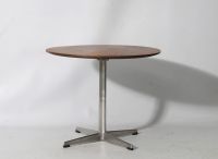 Arne JACOBSEN (1902-1971) Édition Fritz Hansen - Table basse, plateau en teck et piétement en fonte d'aluminium, 1958.