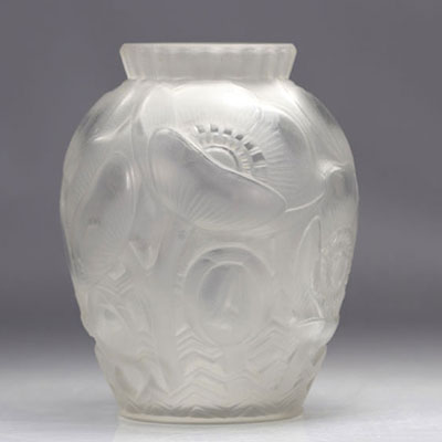 Pierre d'AVESN (1901-1990) Vase Art Déco motif fleurs stylisées