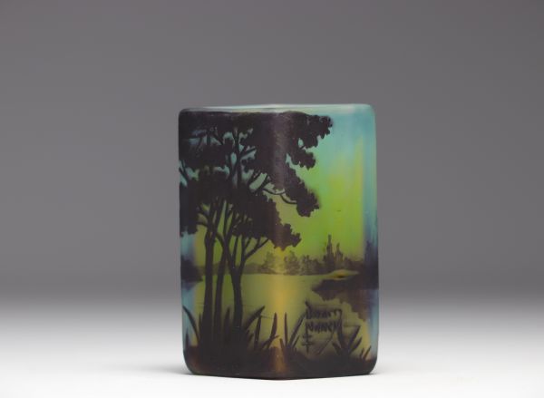 DAUM Nancy - Vase quadrangulaire en verre multicouche dégagé à l'acide à décor de paysage.