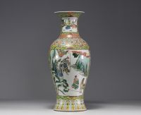 China - A green family polychrome porcelain vase decorated with warriors, 19th century.