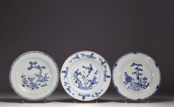 China - Set of three blue-white porcelain plates with floral decoration, 18th century