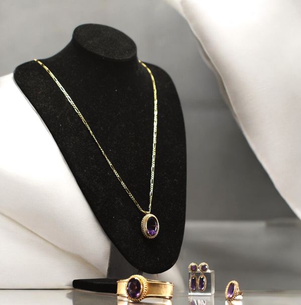 Set in 18k yellow gold and amethyst comprising a pendant, a bracelet, a ring and a pair of earrings, total weight 150g.